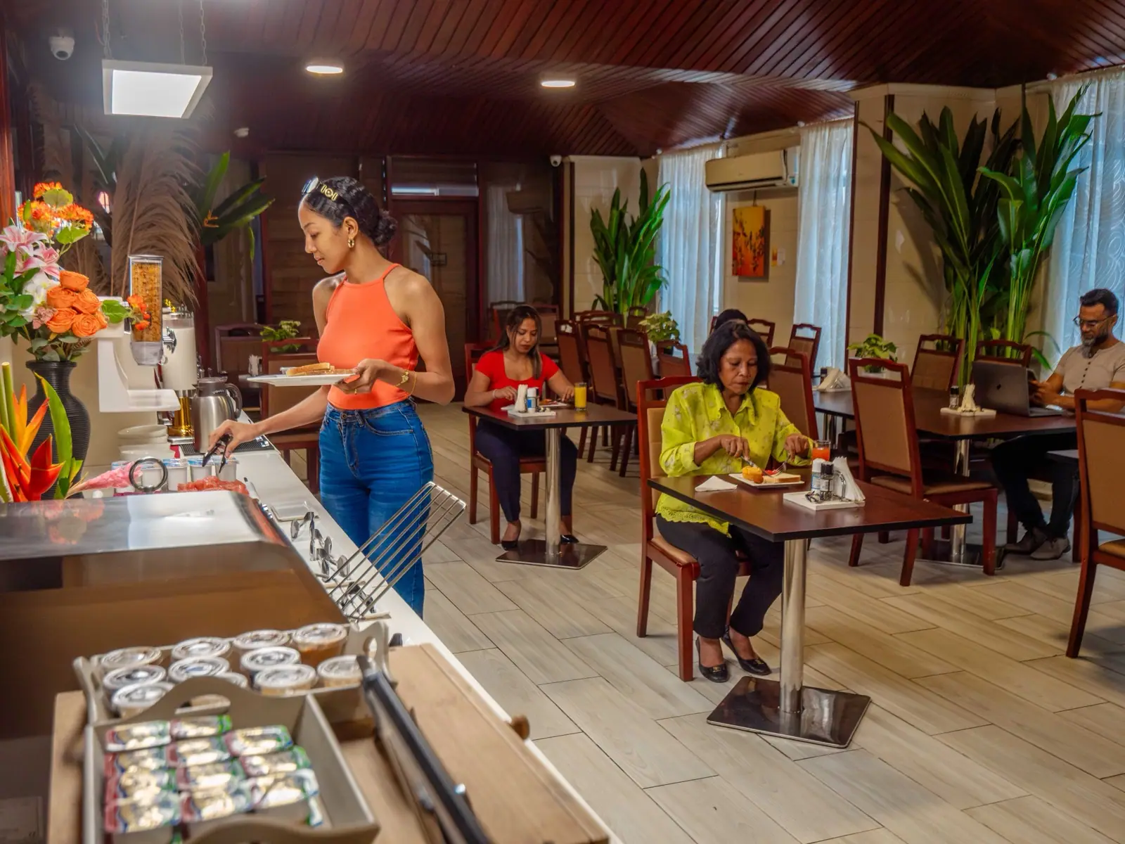 The restaurant beside the lobby at Hotel Palacio