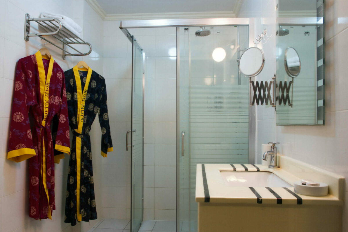 Palacio-Rooms Bathroom - mirror view 2 - Robes